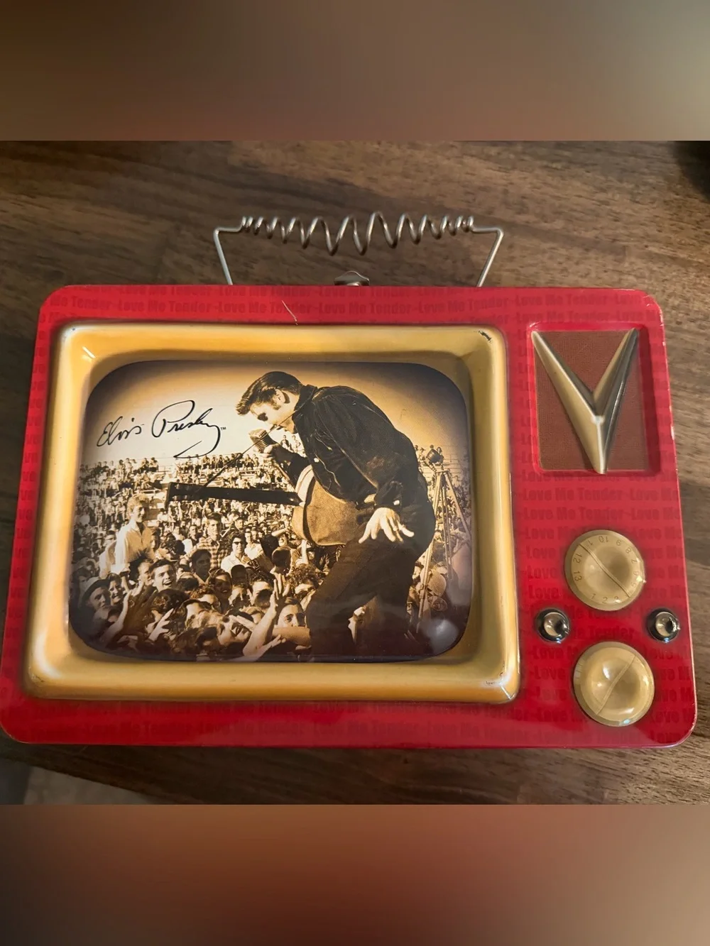 Elvis Presley Retro TV Lunch Box in Red and over sized coffee mug